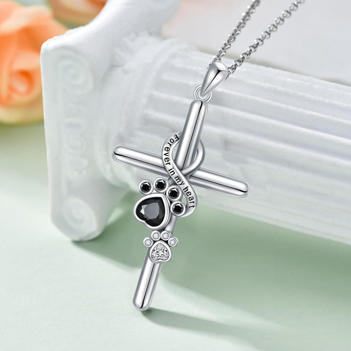 Elyran – Collana con ciondolo a croce e dettaglio a forma di zampa