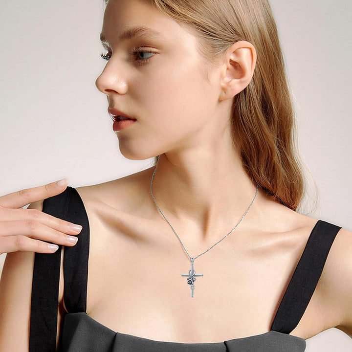Elyran – Collana con ciondolo a croce e dettaglio a forma di zampa