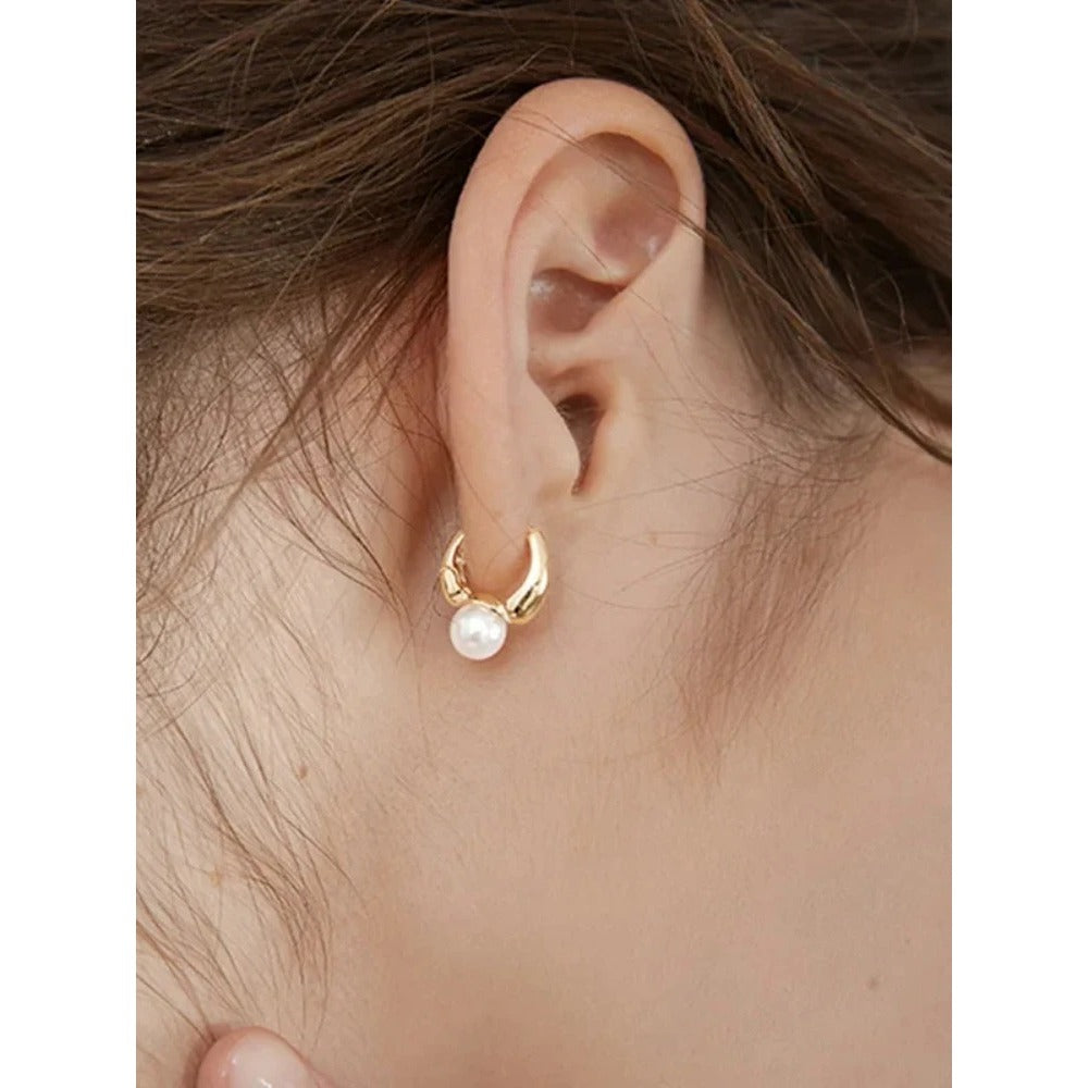 Narah – Orecchini a cerchio con perla accentata