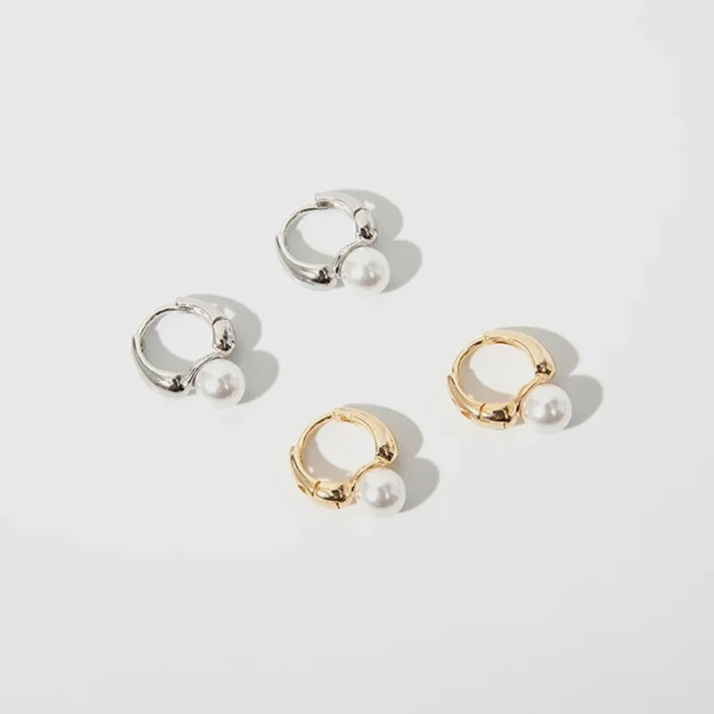 Narah – Orecchini a cerchio con perla accentata