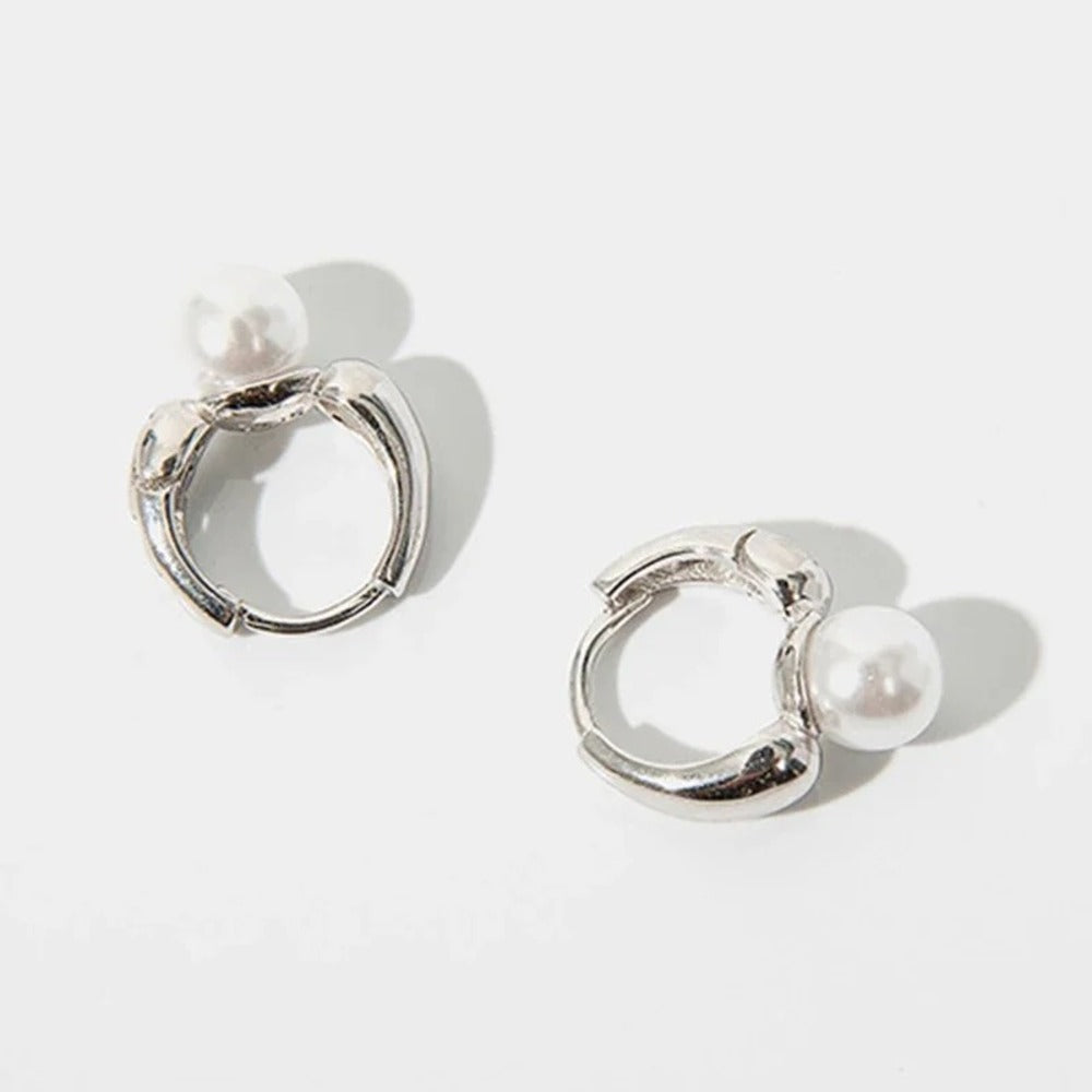 Narah – Orecchini a cerchio con perla accentata