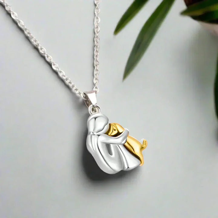 Amora – Collana con pendente a forma di abbraccio con un legame profondo