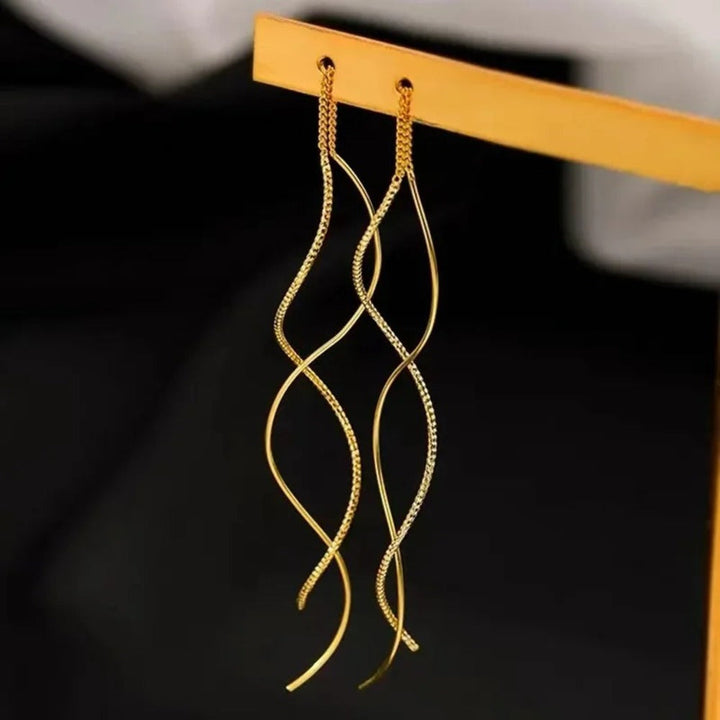 Aura – Orecchini a Goccia con Catena Scolpita
